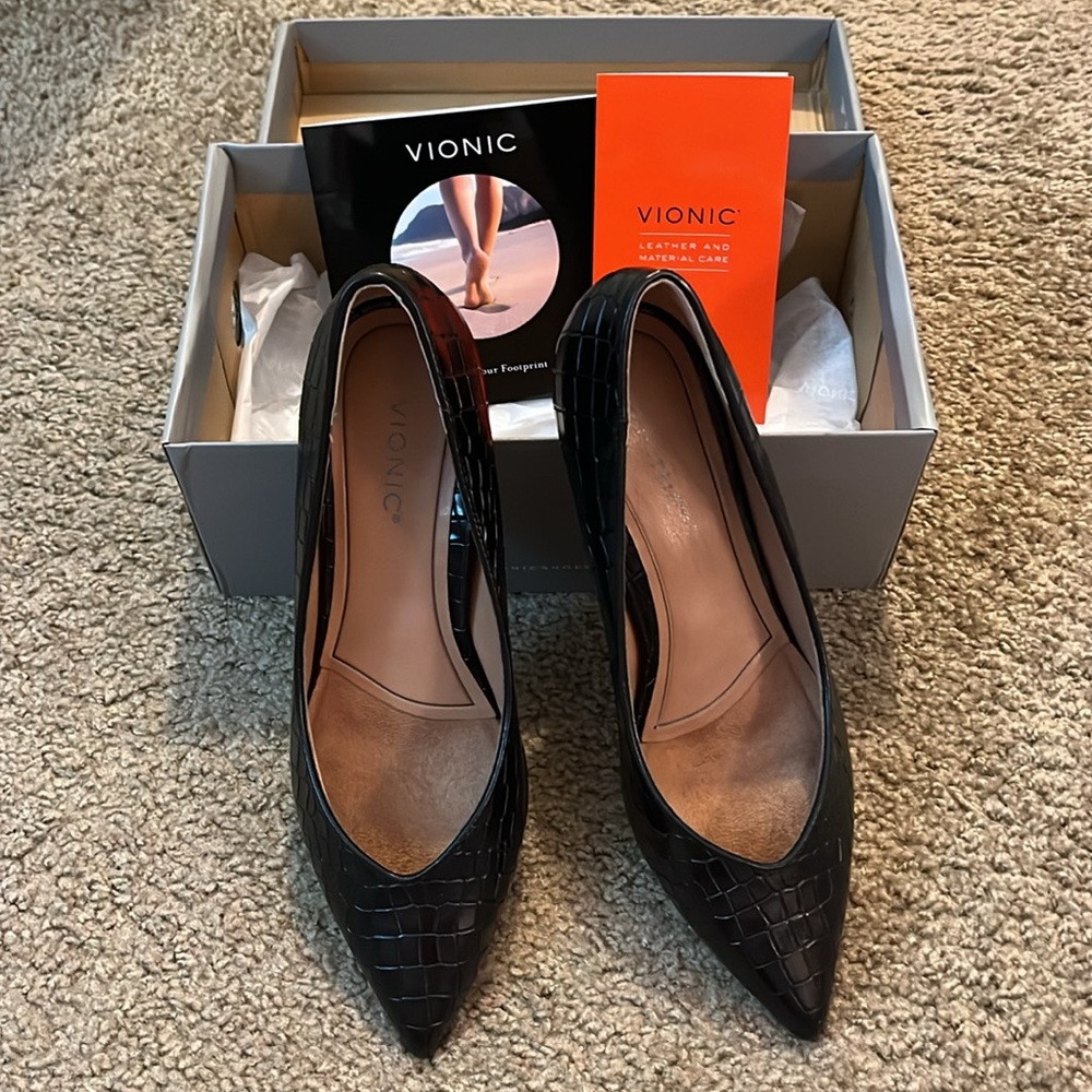 Vionic Black Leather Pumps with kitten heels in size US7